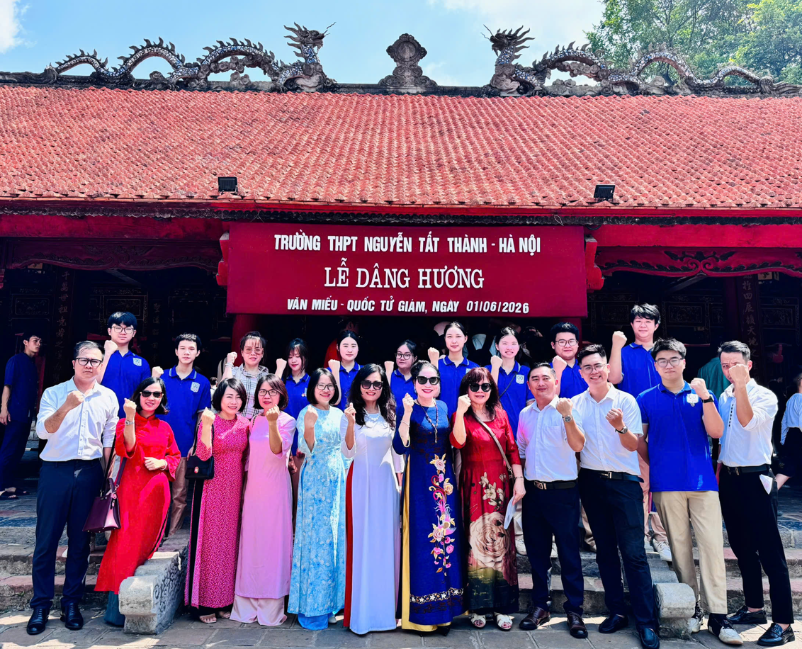 Học sinh khối 12 trường THPT Nguyễn Tất Thành dâng hương tại Văn Miếu – Quốc Tử Giám và Tháp Bút