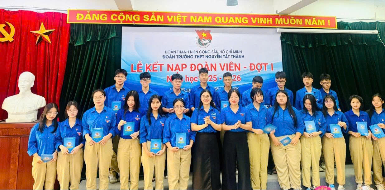 Lễ kết nạp đoàn viên mới đợt I năm học 2025 – 2026: đánh dấu bước trưởng thành của 93 thanh niên trường THPT Nguyễn Tất Thành – Thanh Xuân